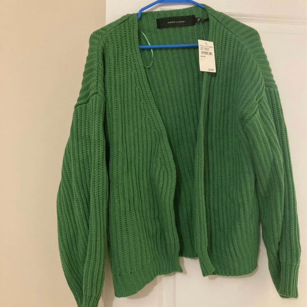 Cardigan green sweater